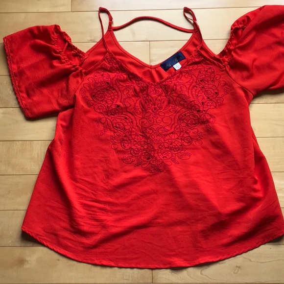 Open shoulder top with adjustable straps - Picture 1 of 6